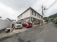 静かな住宅街の通りの景色