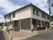 ２階建てのブラウンを基調とした一軒家のようなグループホームである。施設目の前は、アスファルトで舗装されている。