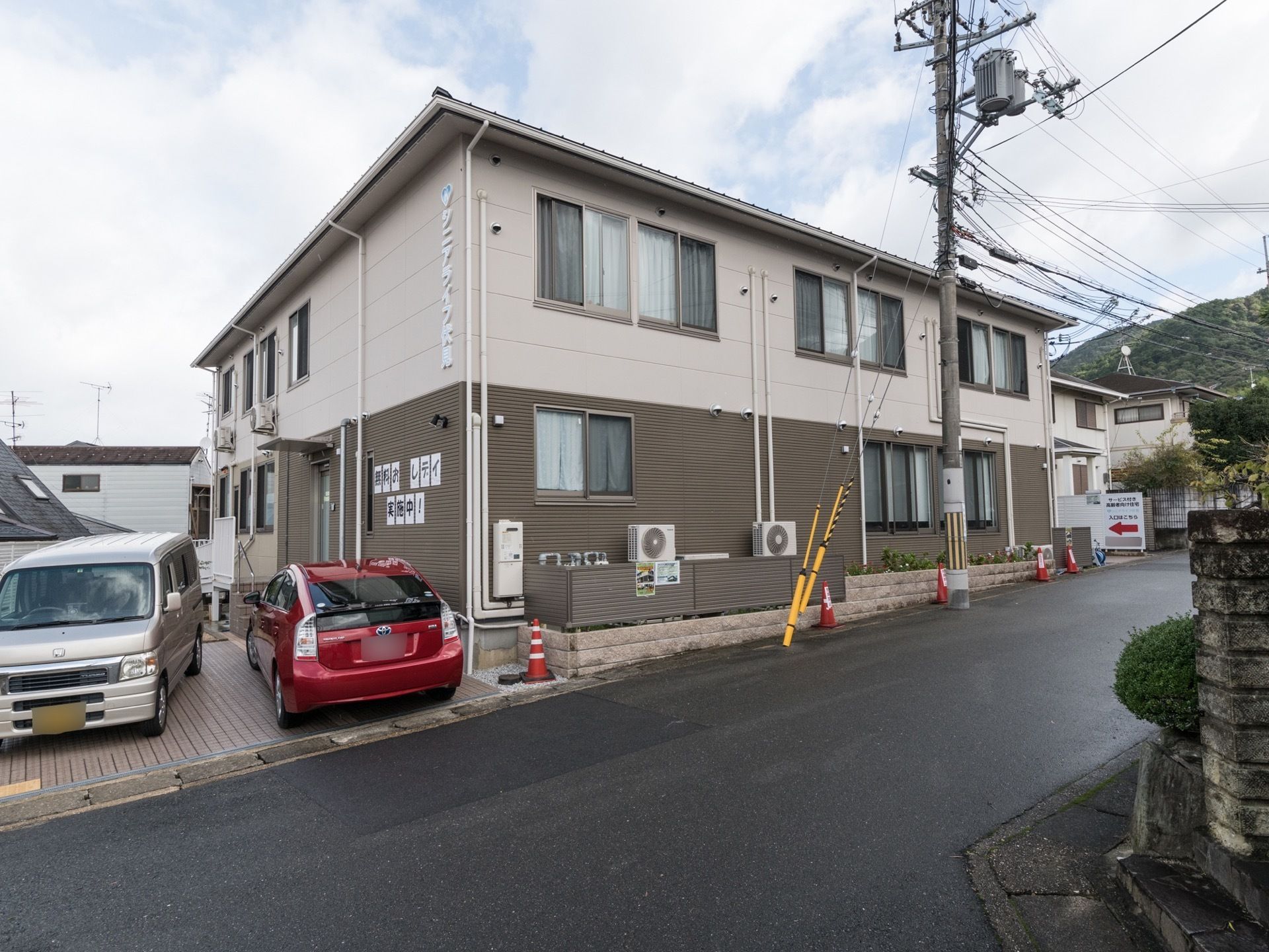 施設は道路の脇に建つ二階建ての建物である。道路との境にはブロックを設置し、一部には花壇を作って花を植えている。