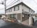 施設は二階建ての建物で、ベージュ系の落ち着いたデザインである。隣との境にはワイヤー製のフェンスを設置している。