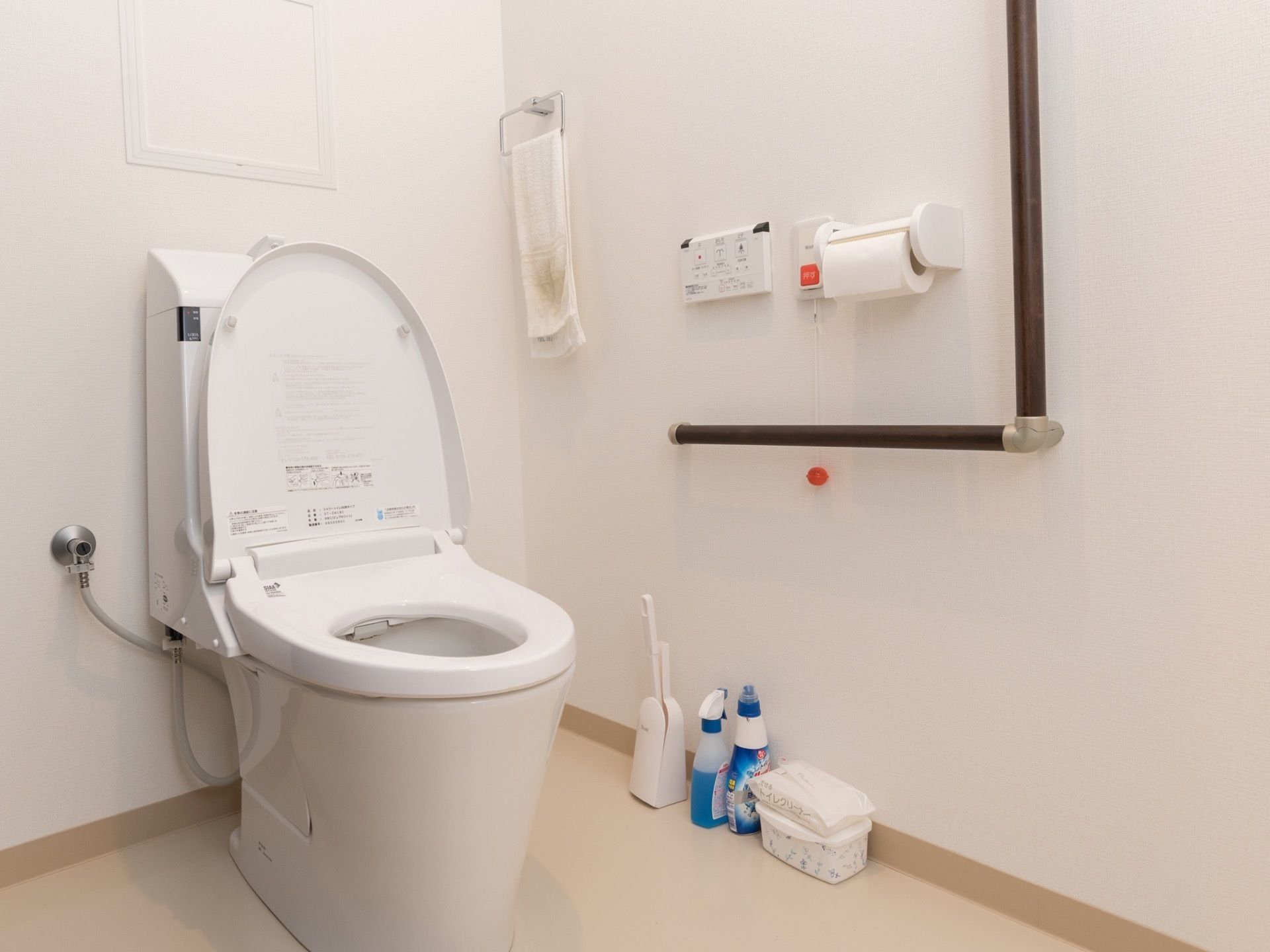 トイレは温水洗浄便座付きで、操作パネルは壁に取り付けている。近くにはナースコールと手すりを設置している。