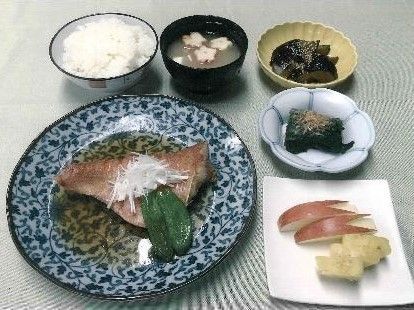 煮魚がメインの一汁三菜にフルーツがついたバランスの取れた食事