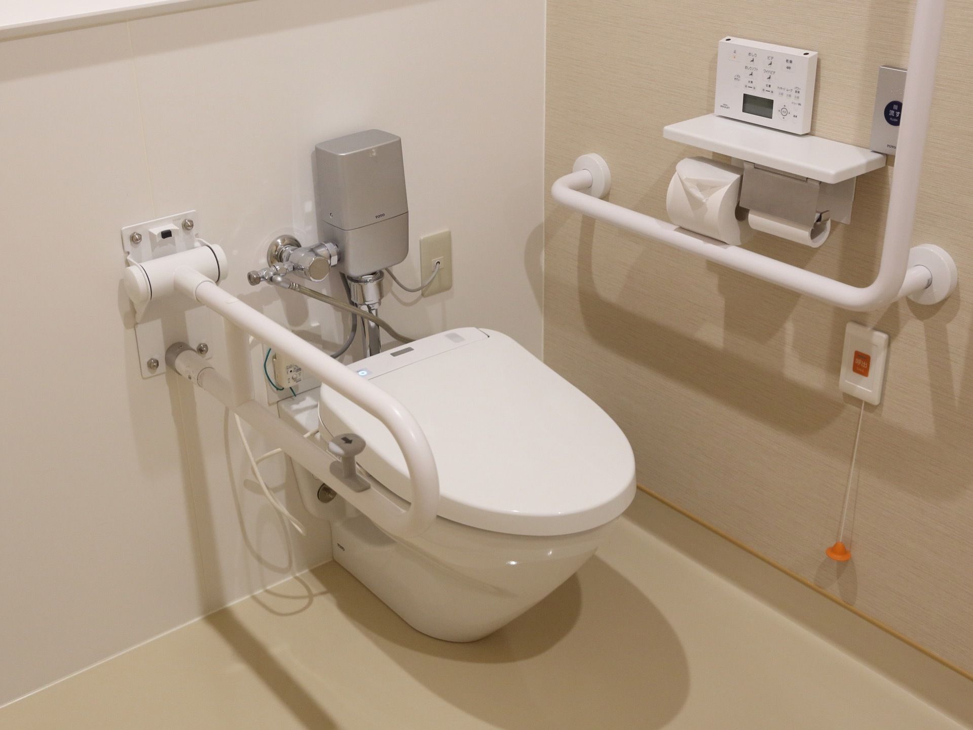 便器の横側の壁際に、エル型の手すり、操作パネル、ナースコールなどを完備している。便座のすぐそばにも手すりを設置している。