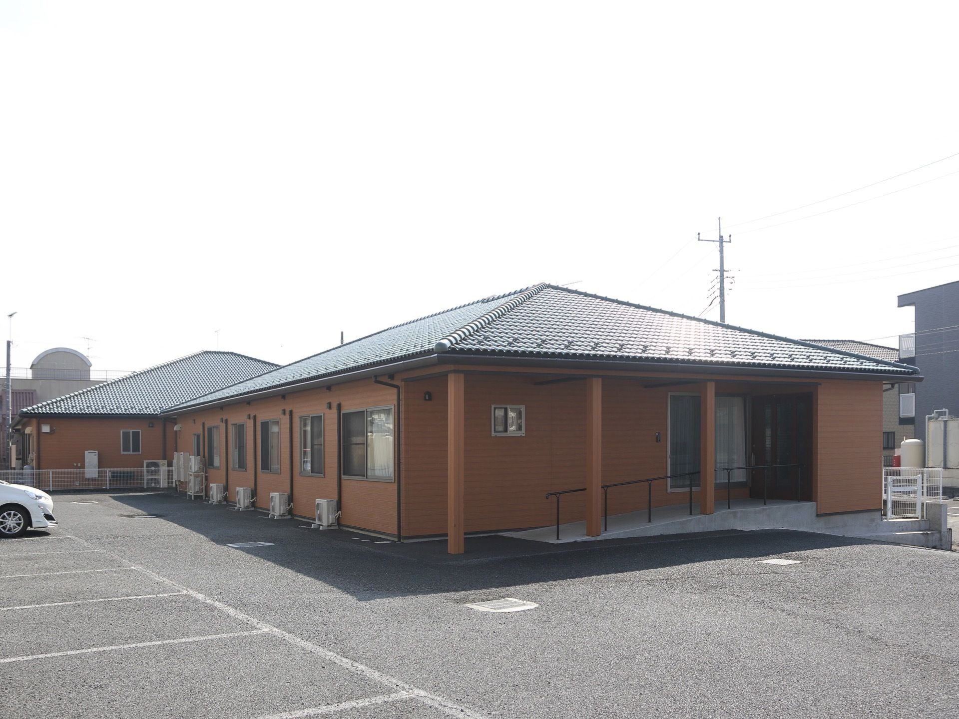 木造平屋建ての施設である。建物前に駐車場が設けられている。エントランスには、スロープが設置されている。
