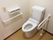 居室には、洋式トイレが完備されている。壁には可動式やL型の白い手すり、呼び出しボタンが取り付けられている。