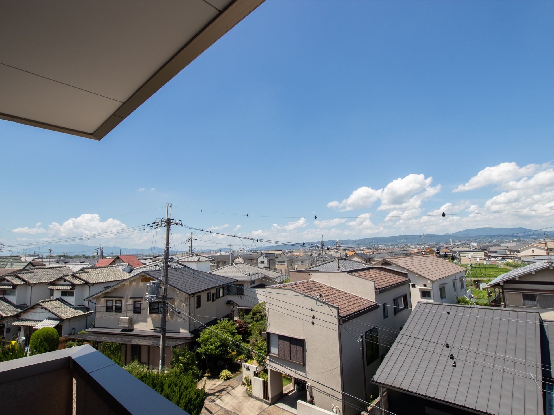 全室ベランダがある。眺めが良好で、街並みや自然を見ることができる。天気のいい日は気持ちよく、自室でリフレッシュすることができる。