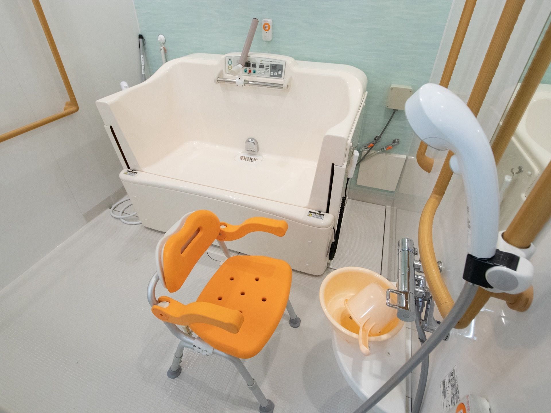 自身での入浴が難しい方は機械浴を利用して、入浴をすることができる。お体の状態に合わせて、専門スタッフが介助しながら入ることができる。