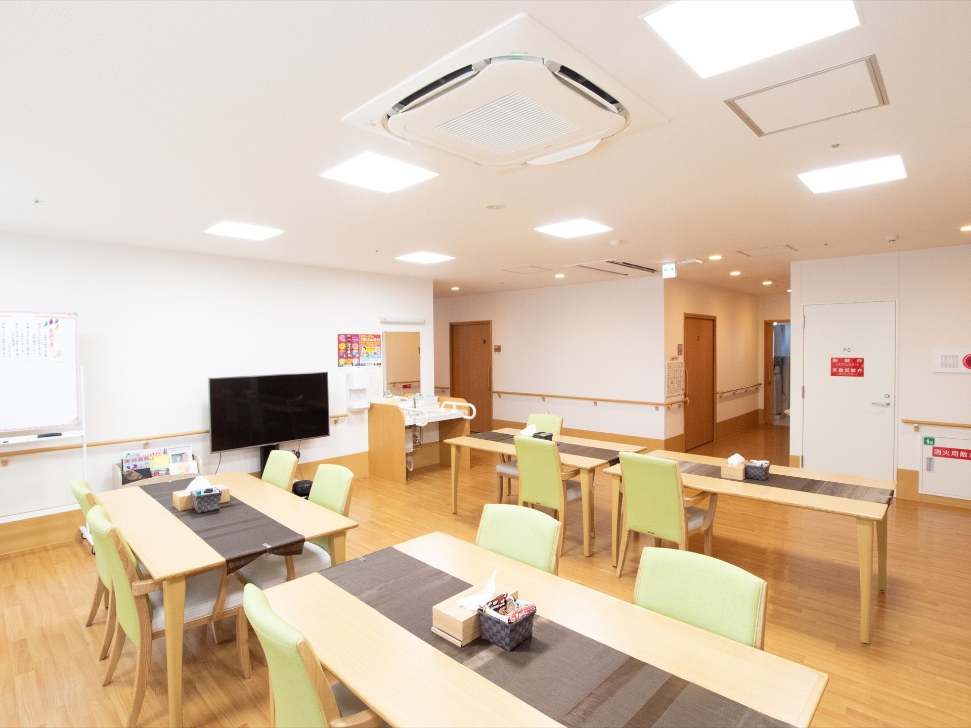 居室のあるそれぞれの階に食堂を用意している。上下階に移動することなく、スムーズに食事を摂ることができて安心である。