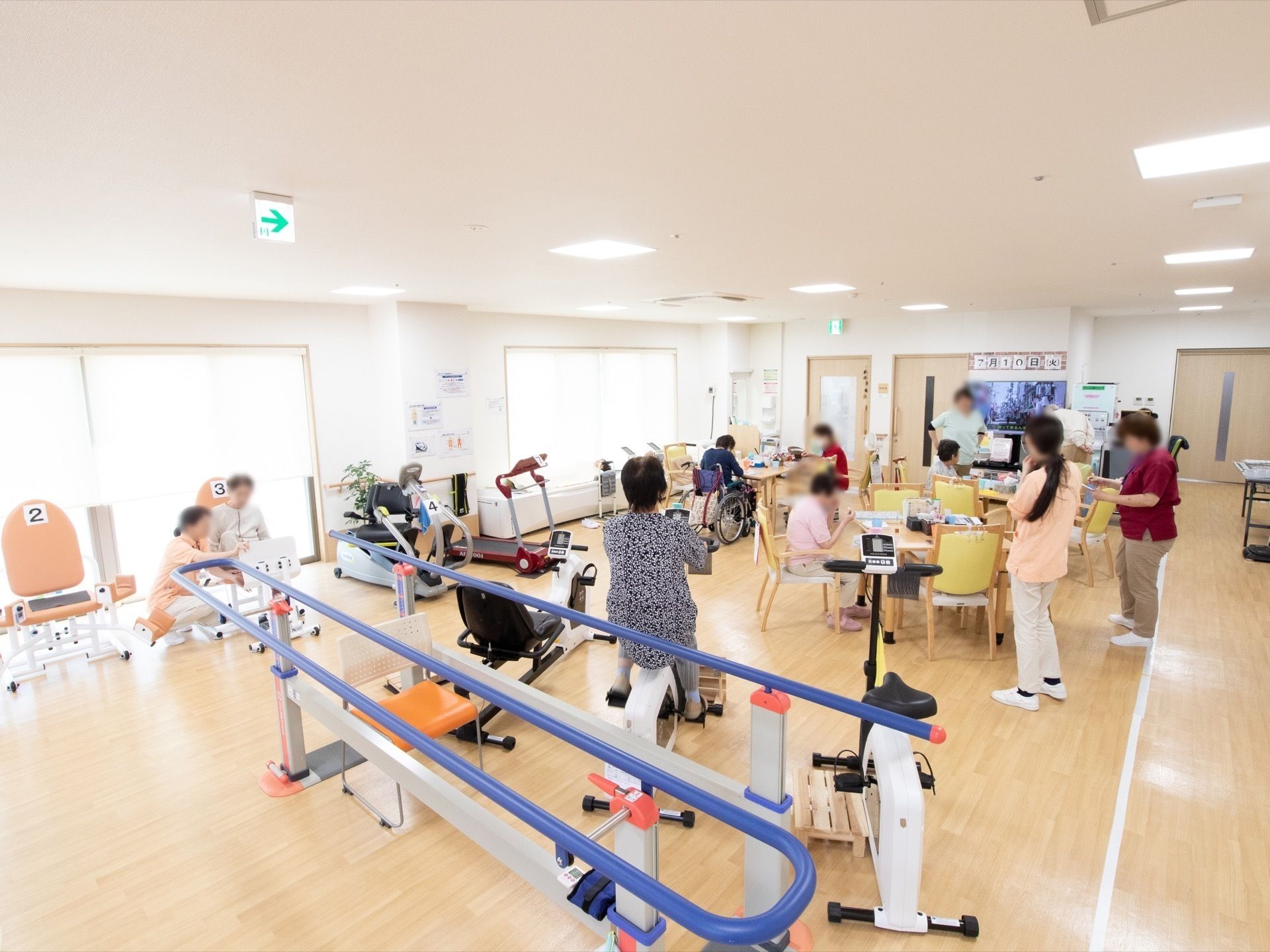 歩行訓練用の平行棒などトレーニング器具がたくさん置かれた訓練室