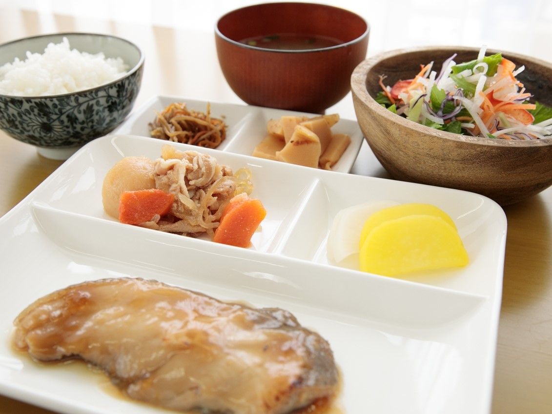 入居者様の体調も考慮した、栄養バランスのとれた多彩なメニューのお食事を、毎日楽しくお召し上がりいただける。