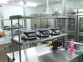 きれいに整理整頓された厨房。衛生面に気を配っている。ステンレス製の作業台ラックには、スケールが並べられている。