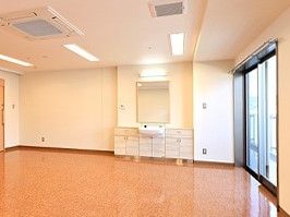光が差し込む大きな窓が設置された、広々した部屋。さまざまな用途に利用される。天井に埋め込み型の空調設備が備え付けられている。