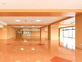 木材を使用した多目的スペース。障害物がなく解放感がある。日中の光を存分に取り入れる大きな窓が設置されている。