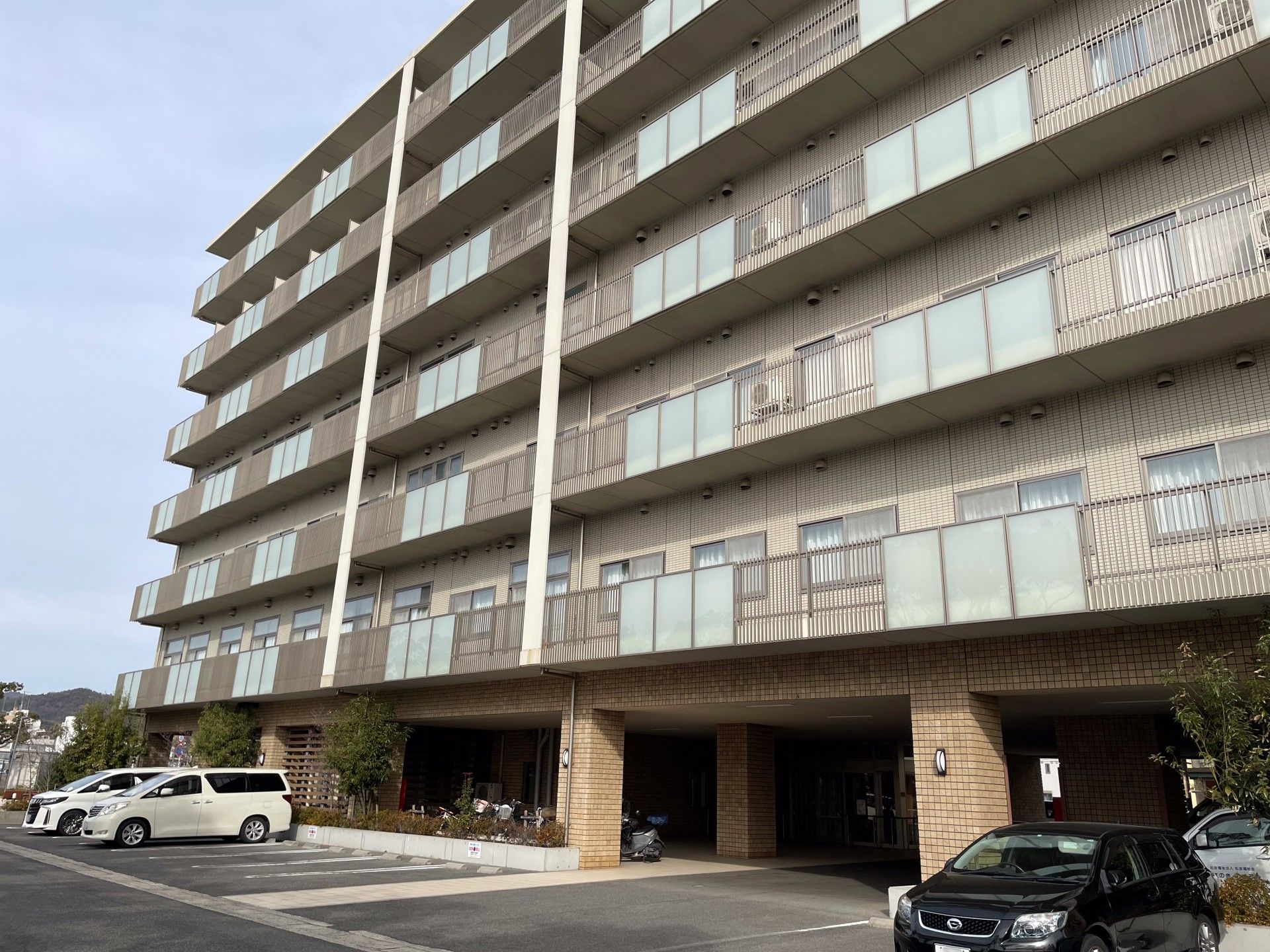 駐車場付きの建物外観
