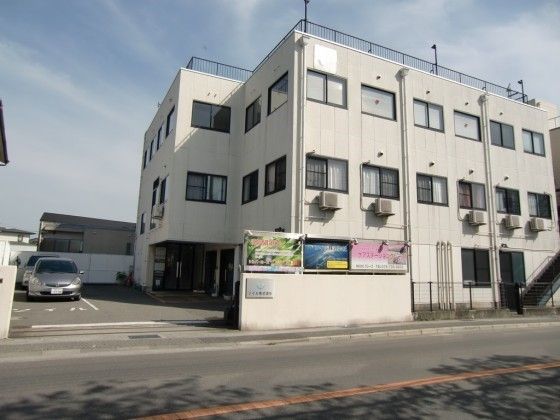 施設と感じさせないマンションのような外観となっている。玄関周りはバリアフリーで出入りがしやすく、駐車場も完備している。