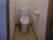 手すりが設置された安心安全設計のトイレである。温水洗浄暖房便座付きなので、寒い季節なども快適に使用できる。