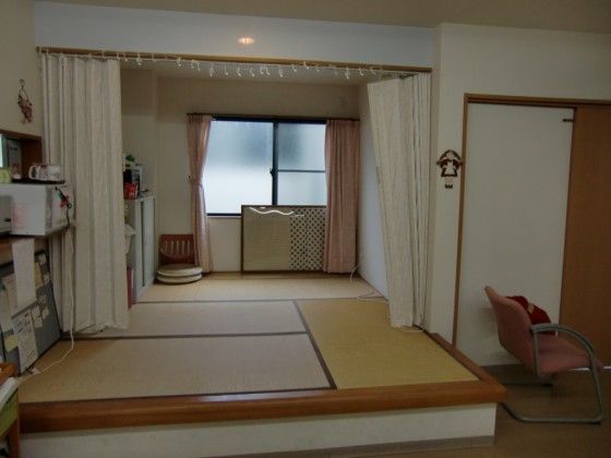 和室の談話スペースが用意されている。入居者様同士が集まって、畳にゆっくりと座って和むことができる憩いの空間である。