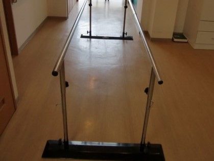 施設では入居者様にいつも健康で活発に行動していただけるよう、歩行訓練などの設備を整えて活動を支えている。