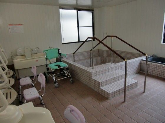 広い浴槽には座れる段差がついており、足をゆっくりと伸ばして入れる広さを確保している。リフトもあるので身体が不自由な方でも安心。