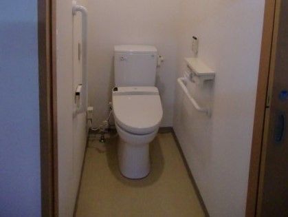 いつも清潔に保たれているトイレは、入り口が引き戸タイプになっているため、歩行器や車椅子をご利用の方も入りやすい。