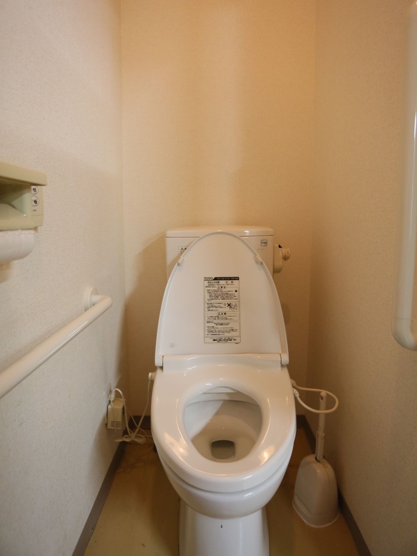 トイレは個室となっており、プライバシーに配慮されている。両脇の壁に、しっかりとした手すりが設置されている。