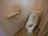 出入り口付近とトイレ横に手すりが備え付けられている。２個のトイレットペーパーを設置することができるホルダーがついている。