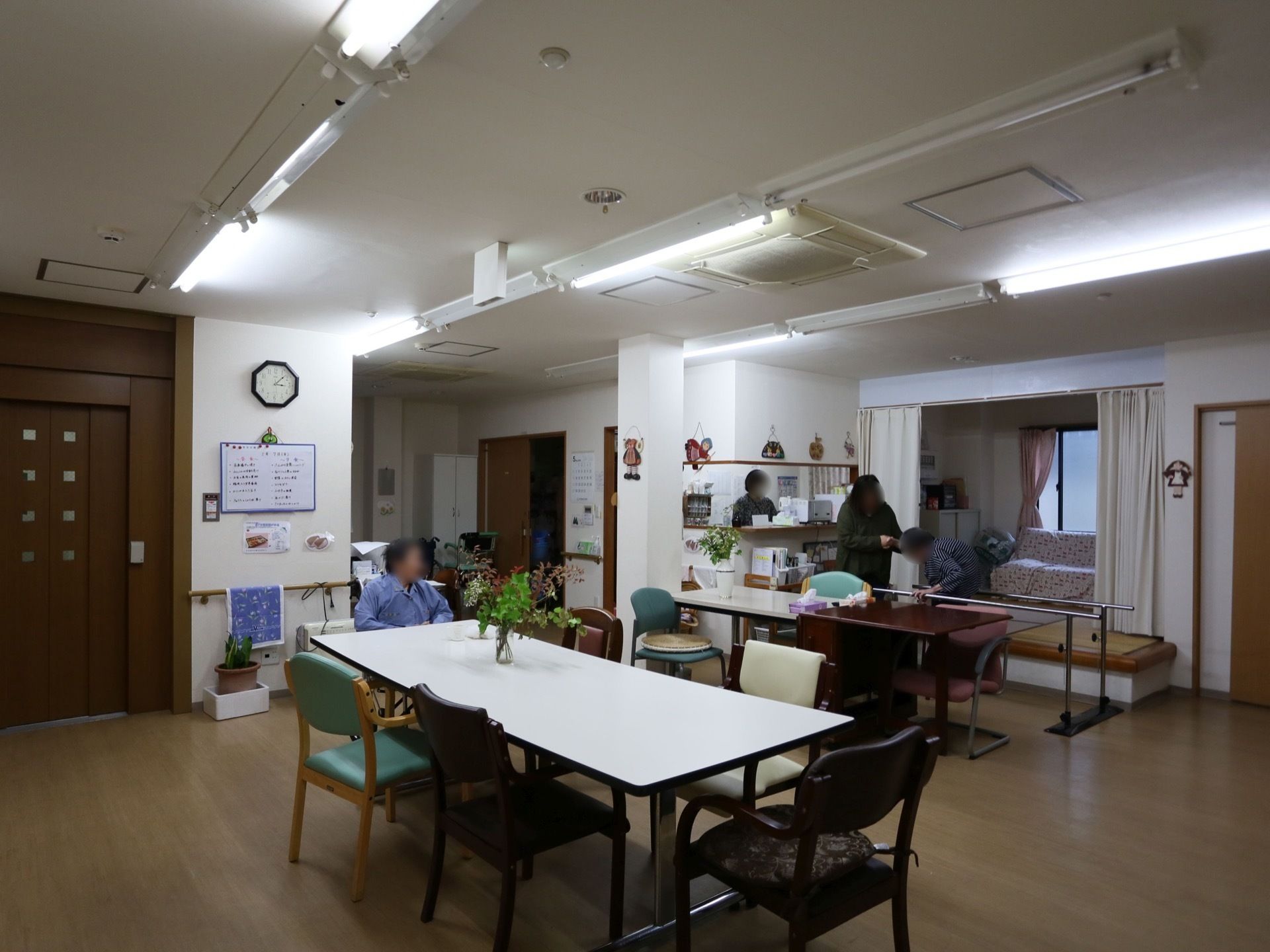 食堂では、キッチンのカウンター越しにスタッフとコミュニケーションが図れる。天井には埋め込み式の空調が完備されており、年中快適である。