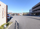 外観と看板のある風景