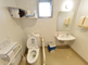 バリアフリー設計のトイレ空間