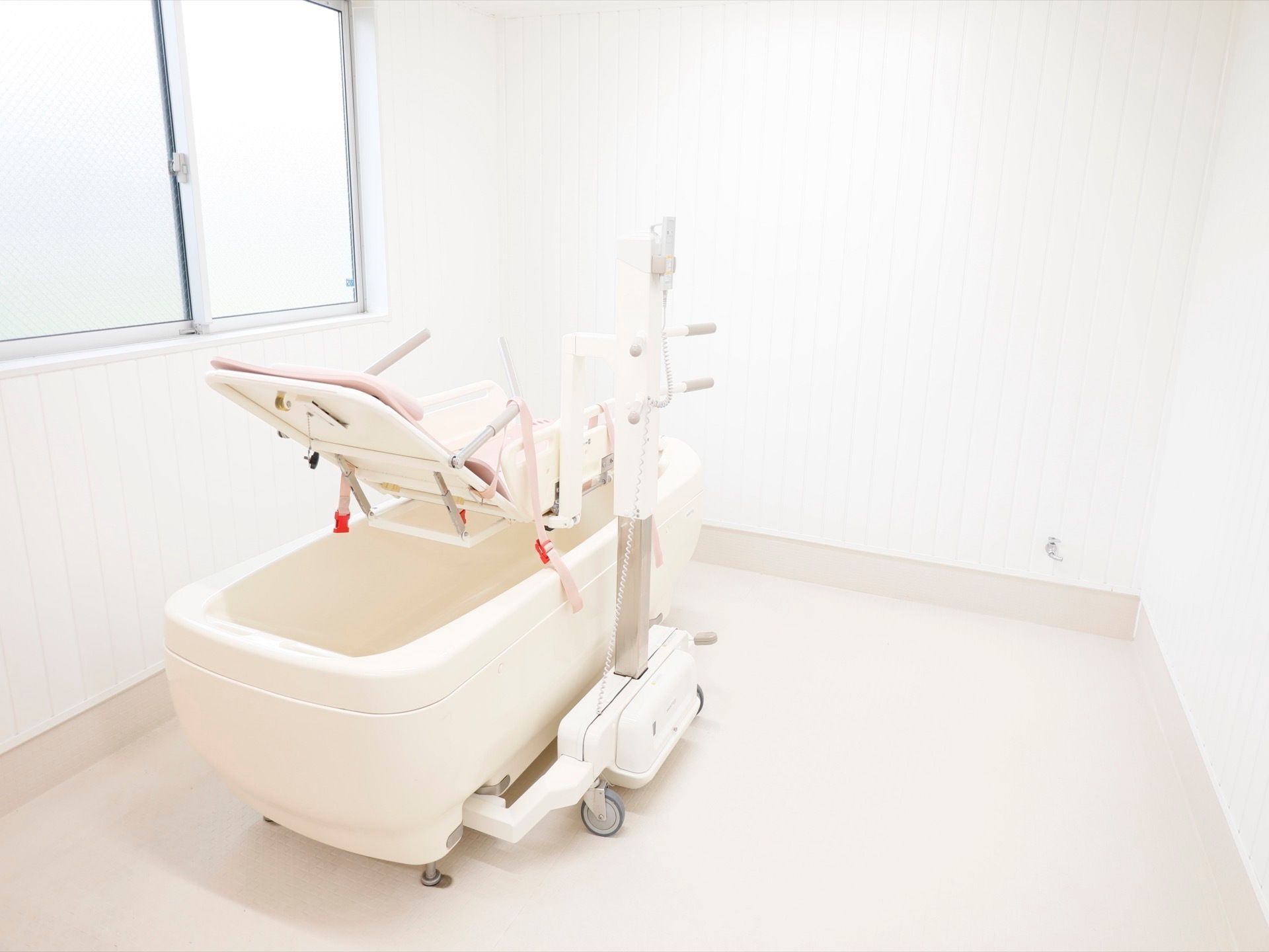 要介護者を仰向けに固定した状態で入浴が可能な機械浴設備