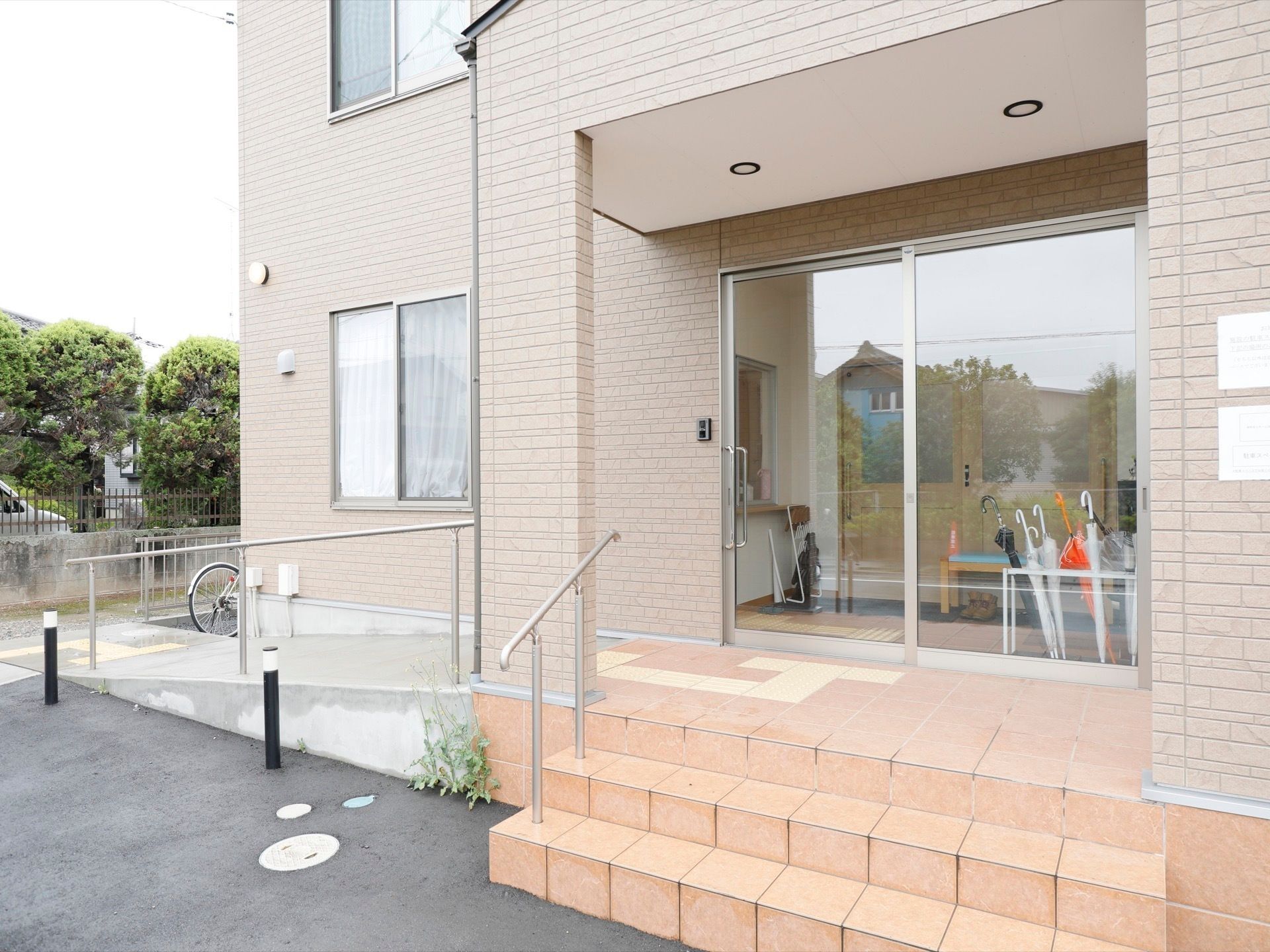 入口へは、階段とスロープを使用できる。緩やかな傾斜に手すりがついているスロープは、車椅子でも自由に移動することができる。