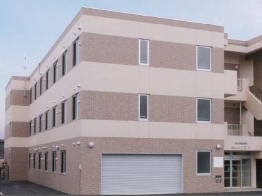 温かな色合いを持った施設の建物である。モダンな３階建で一般のマンションの雰囲気を醸し出している。安心して老後の生活を楽しむことができる。