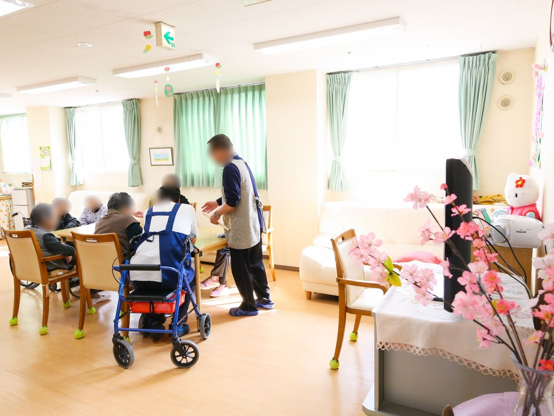 スタッフとともにテーブルを囲み楽しんでいる複数のご入居者様