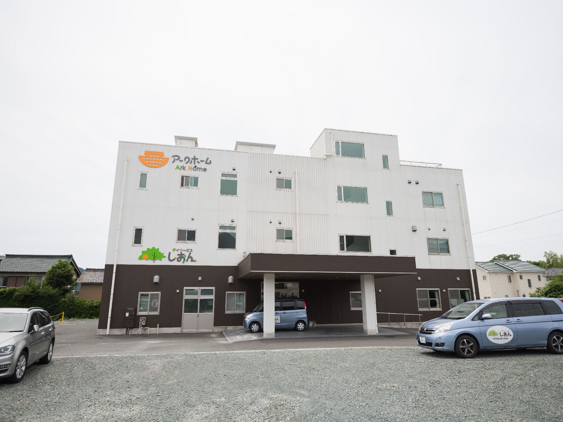 広い駐車スペースを確保した敷地内に建てられた３階建ての建物