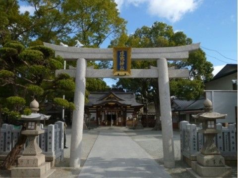 現在の本殿は戦後に建てられたもので、境内は狭いながらも鎮守の森が整備されている。他にもいくつかお社がある。