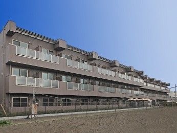 明るい外観の施設