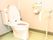 淡いピンクが基調の温かみを感じるトイレである。ナースコールや便器の前に握りやすい手すりが完備されている。