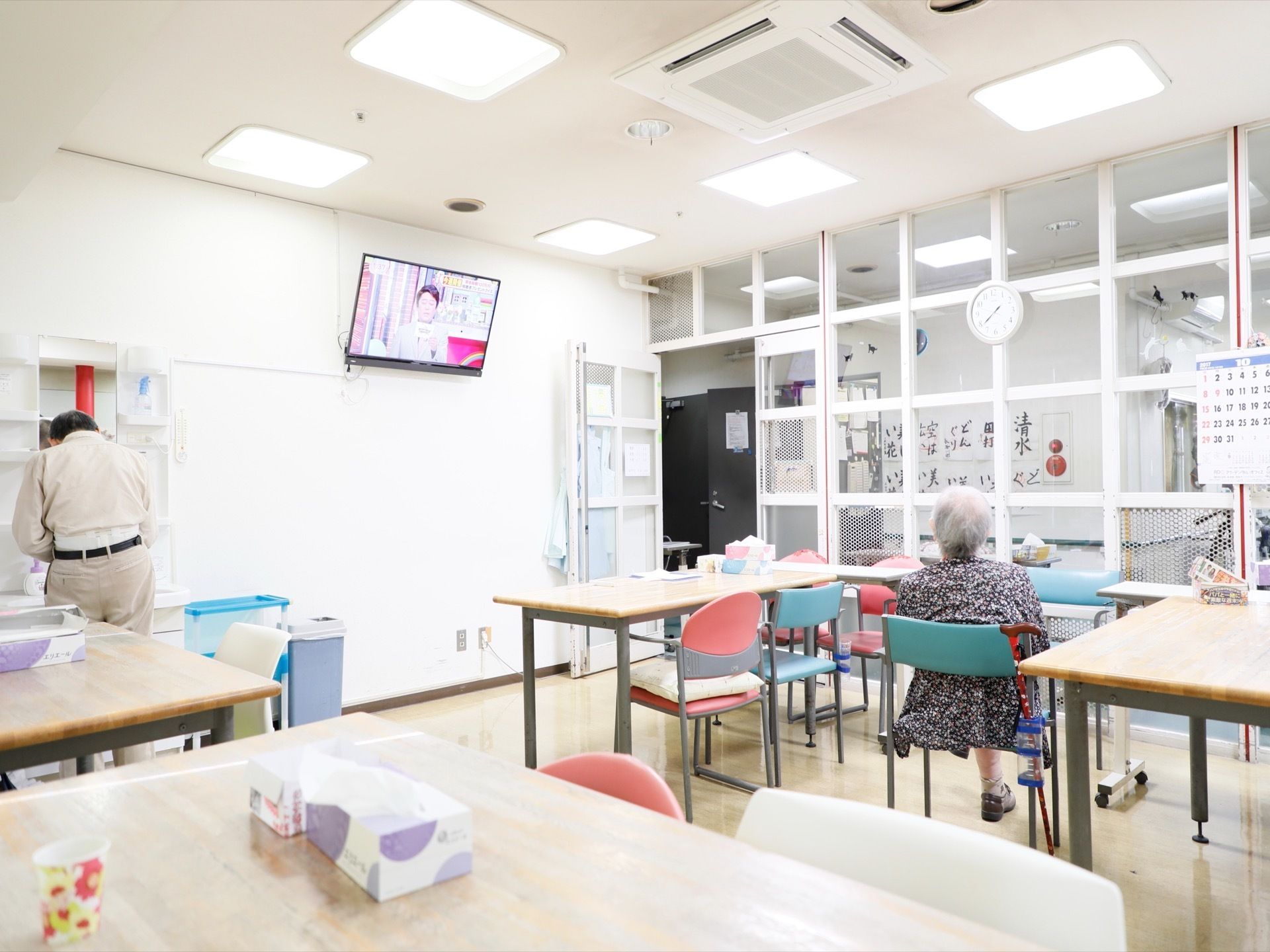 透明に白い格子が入った壁で区切られた空間である。テレビを見てくつろいだりできる。壁には時計やカレンダーが掛けられている。