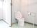 トイレは、手すりが便器の前に設置されている。アコーディオンカーテンが取り付けられており、出入りの際に簡単に開閉ができる。