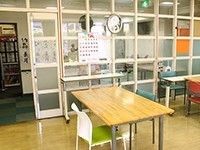青字に白い文字で建物の名前が書かれた看板が付いたタイルの壁