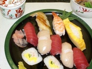マグロやエビ、アナゴなど種類豊富な握りずしが並べられている。記念日など特別な日に、豪華な食事が用意されることもある。