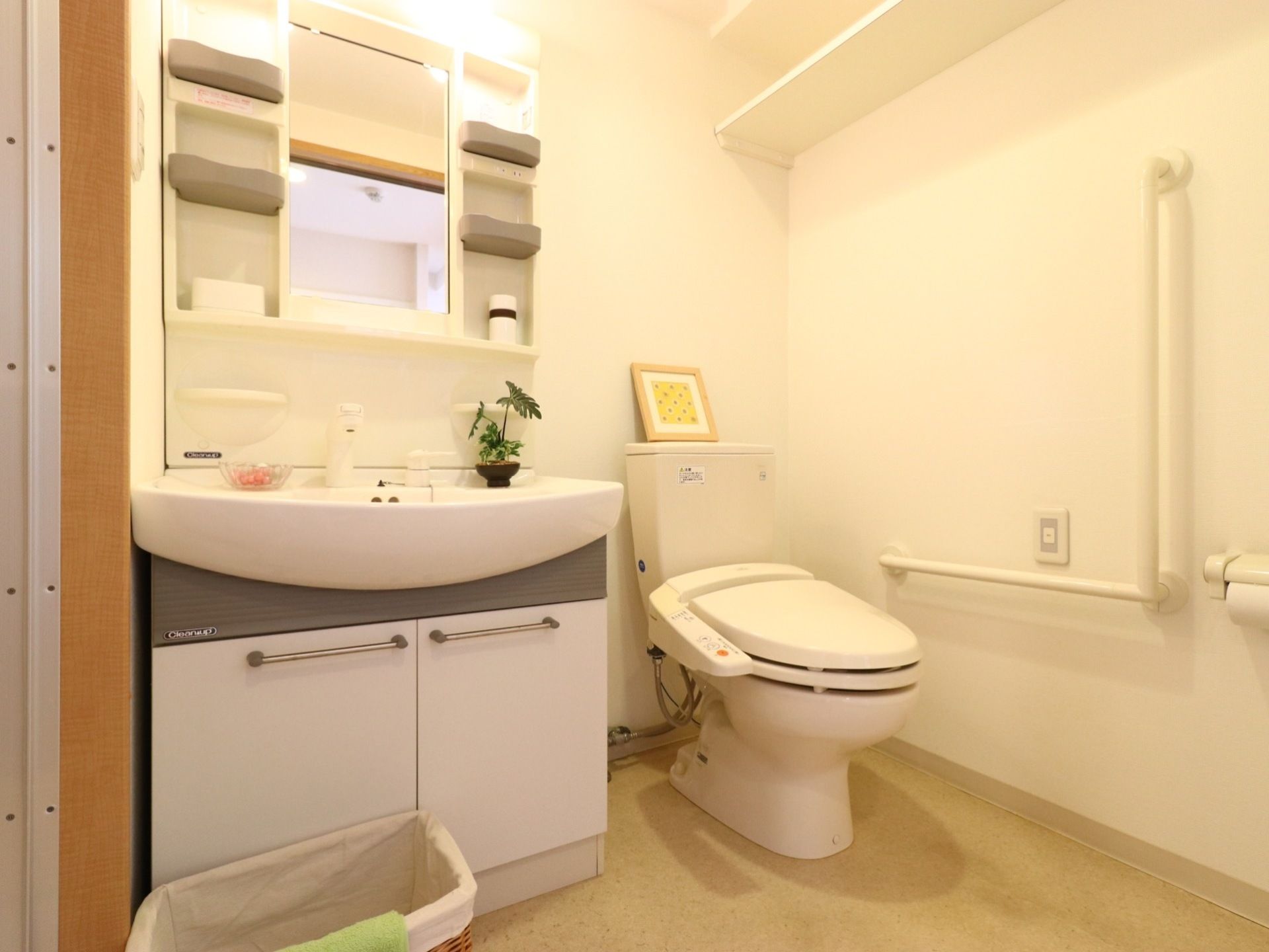 居室にはトイレと洗面所が備わっている洗面台は収納が多く付いている。トイレの脇の壁に手すりが設置してある。