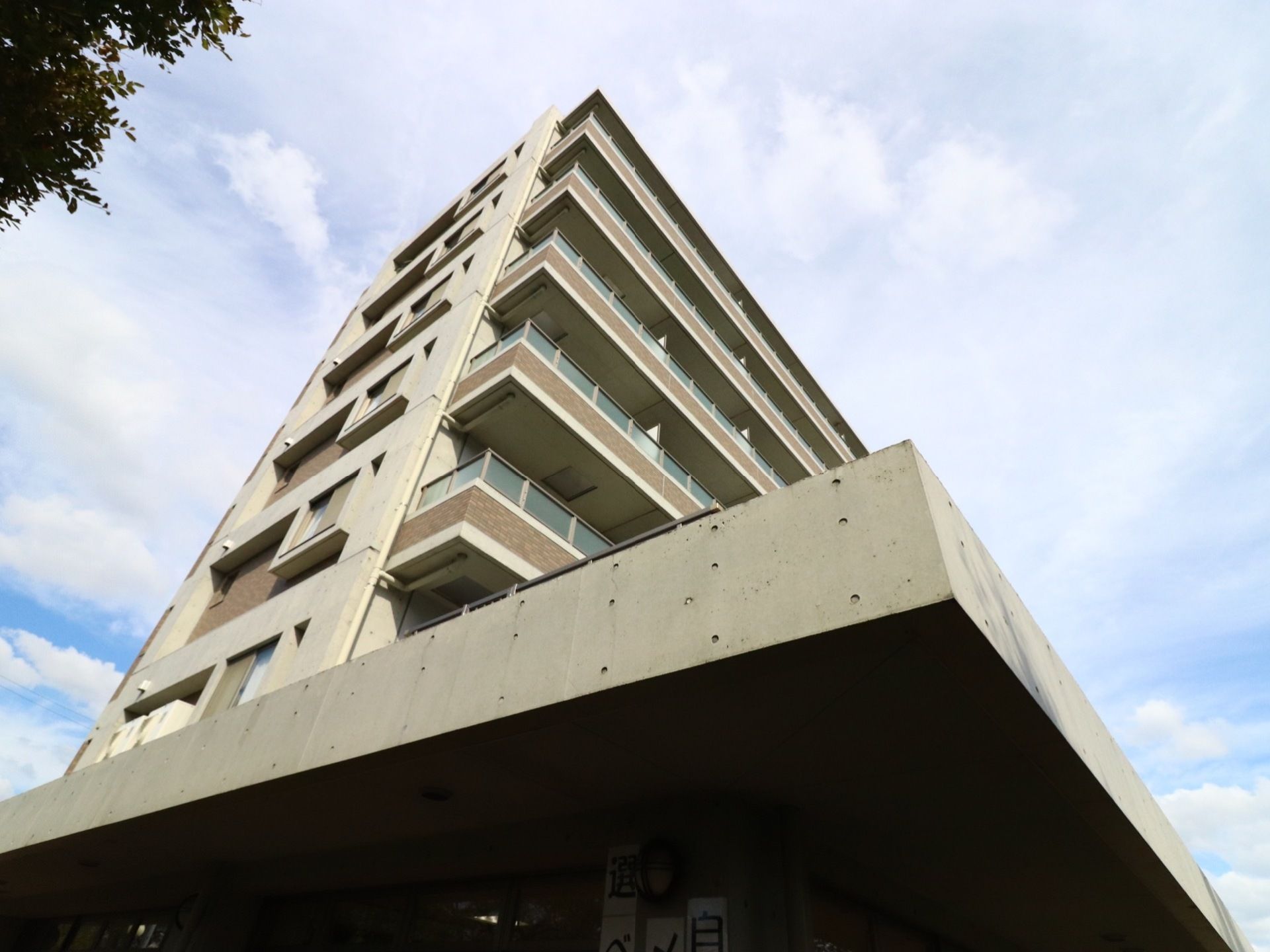 ７階建ての建物は、2階以上の各階にバルコニーが付いている。１階の上の部分は大きく張り出した形になっている。