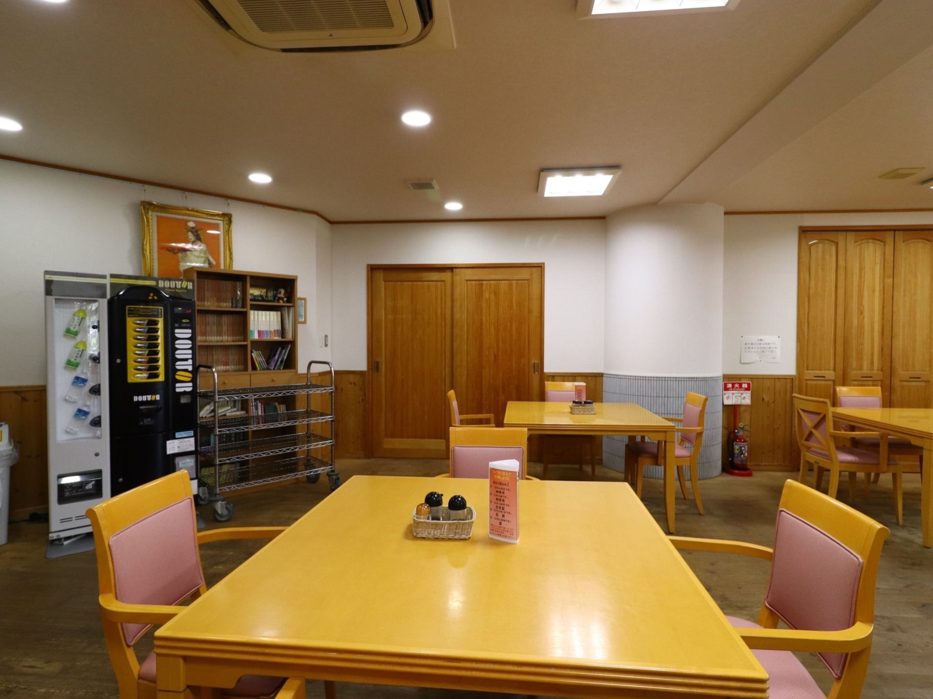 食堂には自動販売機が設置されている。本棚には沢山の本があり、喫茶タイムには読書をしながらゆっくりとお茶を頂ける。