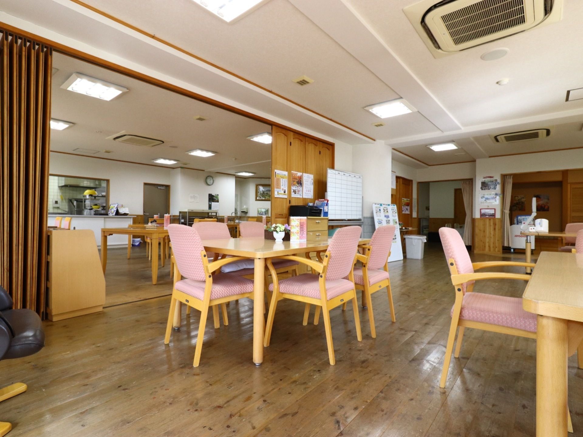 広々として明るい空間の食堂は、使用用途に合わせ可動式のパネルで仕切って、部屋を分けて使うことができる。
