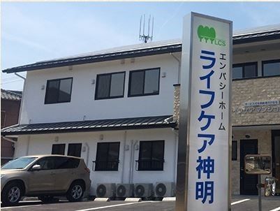 民家のように屋根瓦が使われた２階建ての建物で、１階部分にも屋根が設置されている。建物の前が全て駐車場なので、車での移動もスムーズにできる。