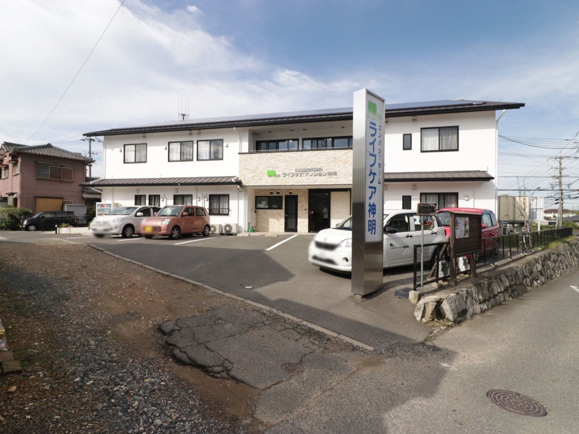 ２階建ての建物で施設の前には駐車場がある。玄関の上にある外壁に、大きく施設名を表記しているのでわかりやすくなっている。