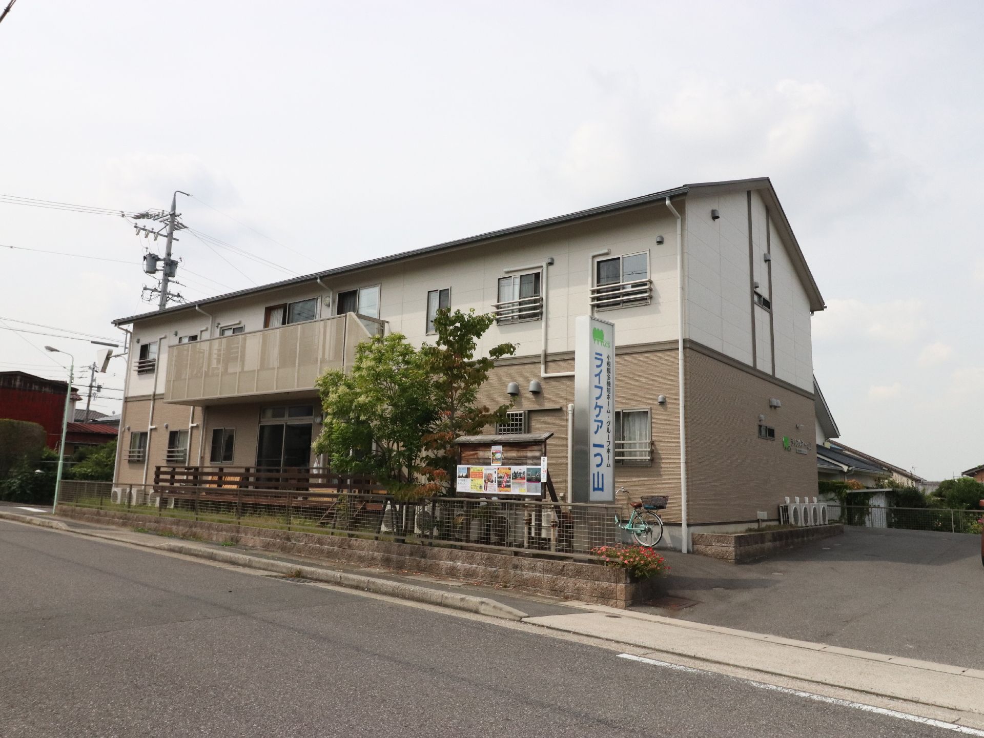 施設の建物は、2階建てである。1階部分は茶色、2階部分は白色の外装をしている。道路側に、掲示板が設置されている。