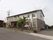 施設の建物は、2階建てである。1階部分は茶色、2階部分は白色の外装をしている。道路側に、掲示板が設置されている。