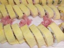 海苔の代わりに薄焼き卵で巻いた恵方巻がカットされて並べられている。恵方巻の間には甘酢ショウガも置かれ、彩りがきれいである。